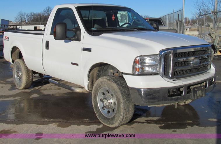 image for item E3633 2006 Ford F250 XLT Super Duty pickup truck