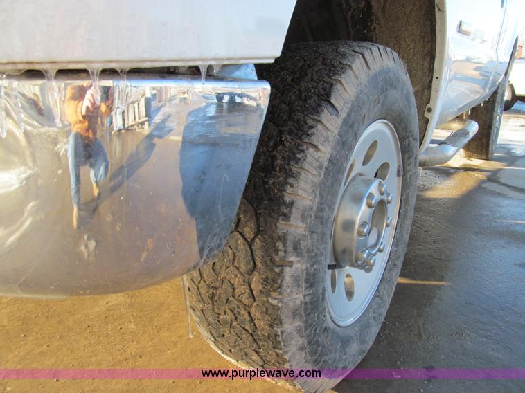 image for item E3633 2006 Ford F250 XLT Super Duty pickup truck