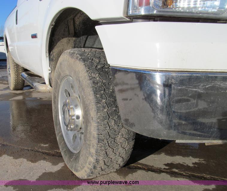 image for item E3633 2006 Ford F250 XLT Super Duty pickup truck