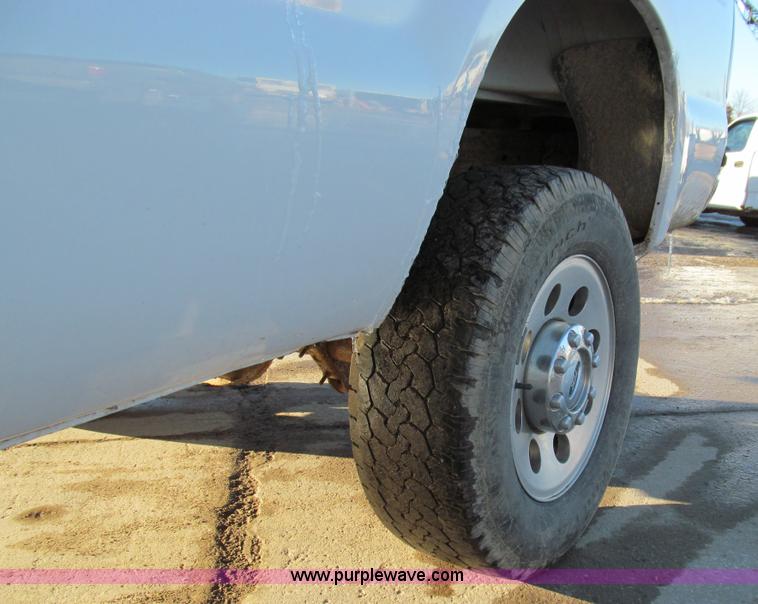 image for item E3633 2006 Ford F250 XLT Super Duty pickup truck
