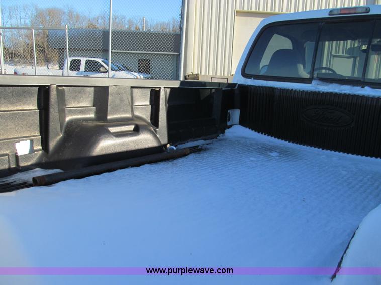 image for item E3633 2006 Ford F250 XLT Super Duty pickup truck