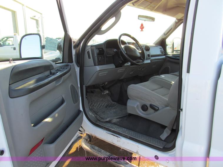 image for item E3633 2006 Ford F250 XLT Super Duty pickup truck