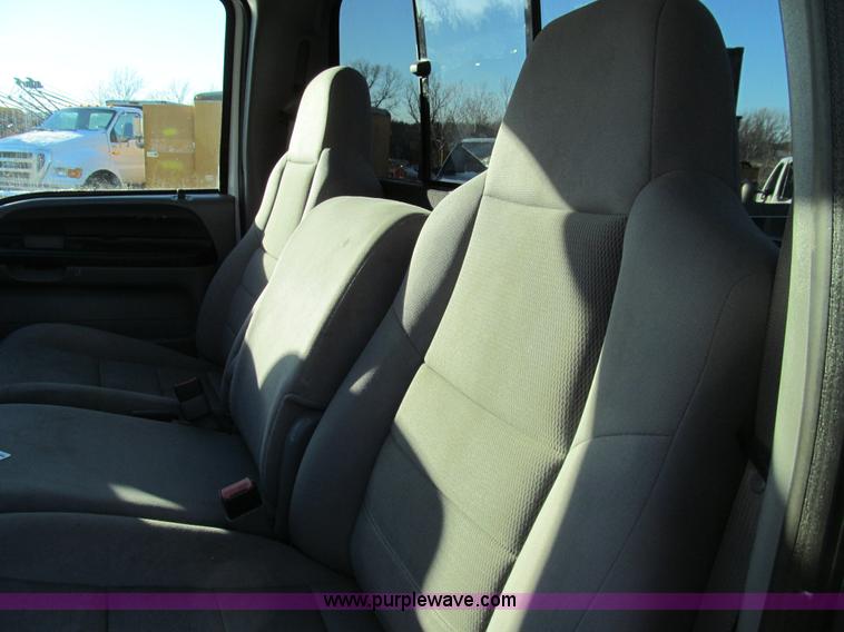 image for item E3633 2006 Ford F250 XLT Super Duty pickup truck