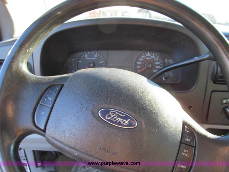 image for item E3633 2006 Ford F250 XLT Super Duty pickup truck