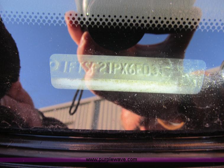 image for item E3633 2006 Ford F250 XLT Super Duty pickup truck