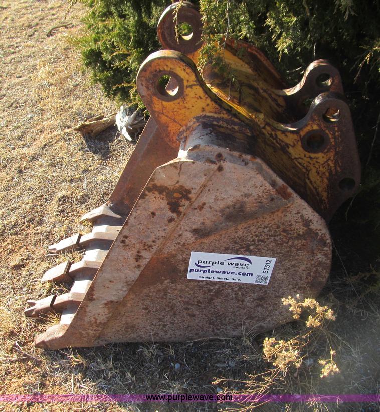 image for item E7512 Case backhoe bucket