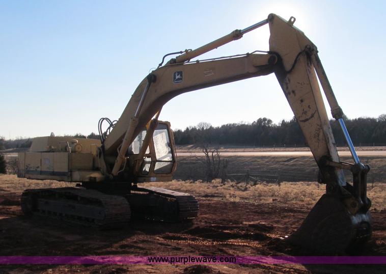 image for item E7520 1987 John Deere 792LC excavator
