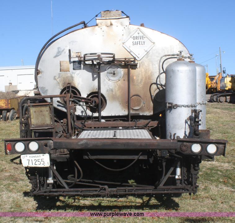 image for item F2892 1996 GMC TopKick oil distributor truck