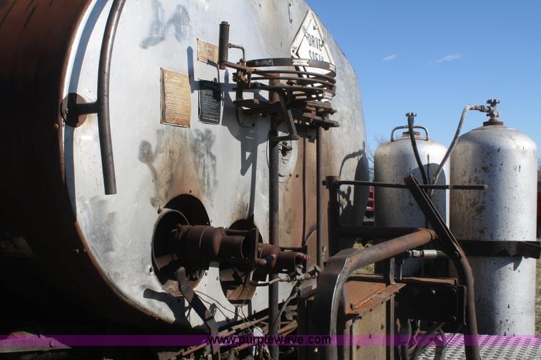 image for item F2892 1996 GMC TopKick oil distributor truck