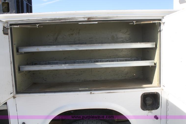 image for item F2895 2004 Ford F550 XL Super Duty service truck