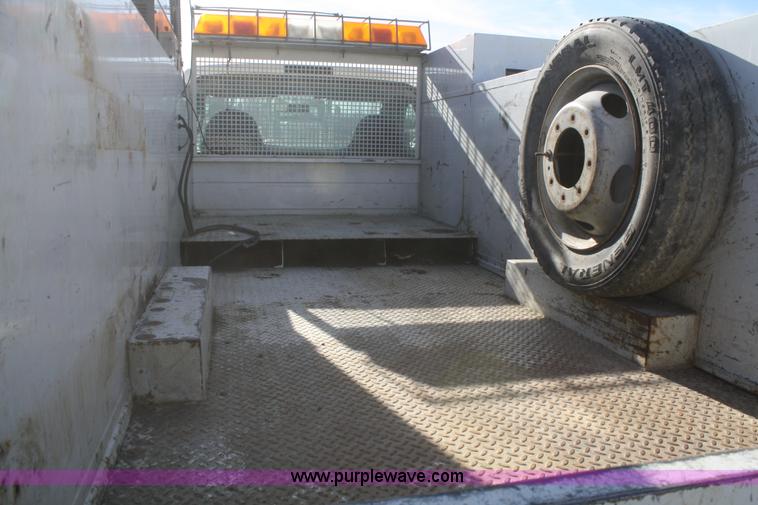 image for item F2895 2004 Ford F550 XL Super Duty service truck