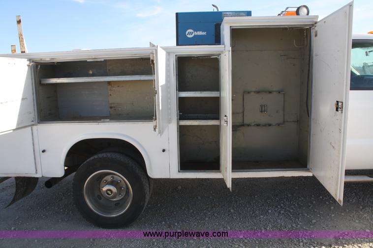 image for item F2895 2004 Ford F550 XL Super Duty service truck