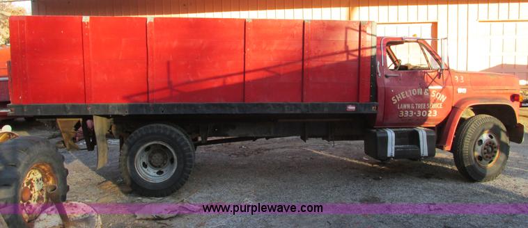 image for item F4069 1982 GMC TopKick 6000 dump truck