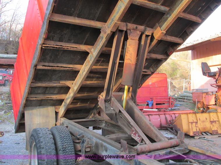image for item F4069 1982 GMC TopKick 6000 dump truck