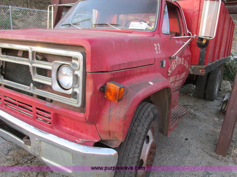 image for item F4069 1982 GMC TopKick 6000 dump truck
