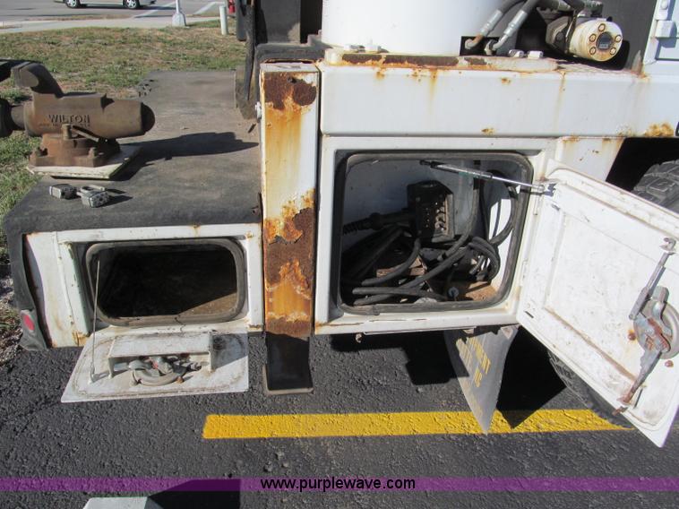 image for item E5838 2005 Ford F750 XLT Super Duty service truck