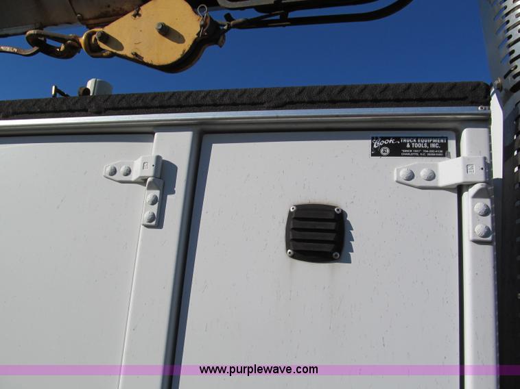 image for item E5838 2005 Ford F750 XLT Super Duty service truck