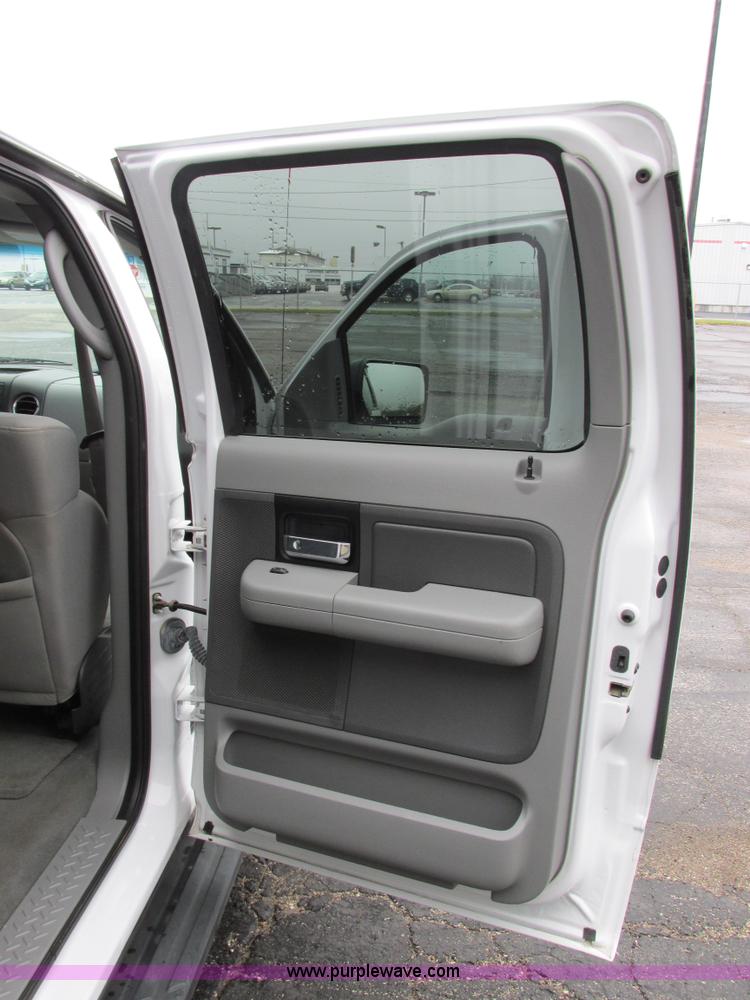 image for item E7002 2007 Ford F150 XLT SuperCrew pickup truck