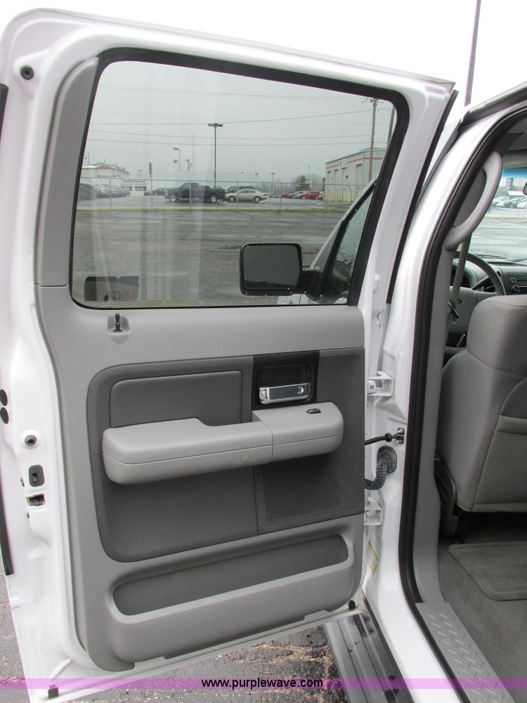 image for item E7002 2007 Ford F150 XLT SuperCrew pickup truck