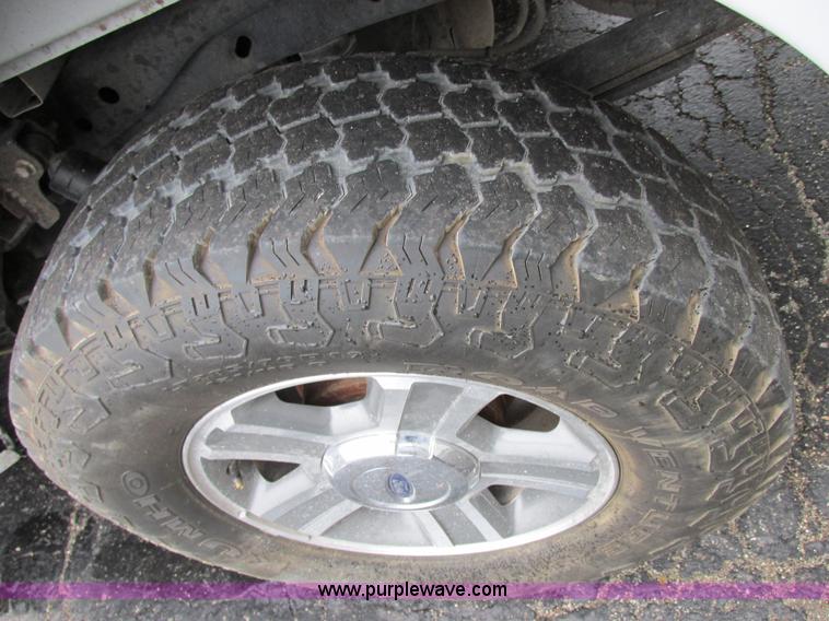 image for item E7002 2007 Ford F150 XLT SuperCrew pickup truck