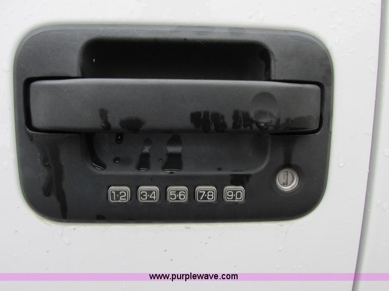 image for item E7002 2007 Ford F150 XLT SuperCrew pickup truck
