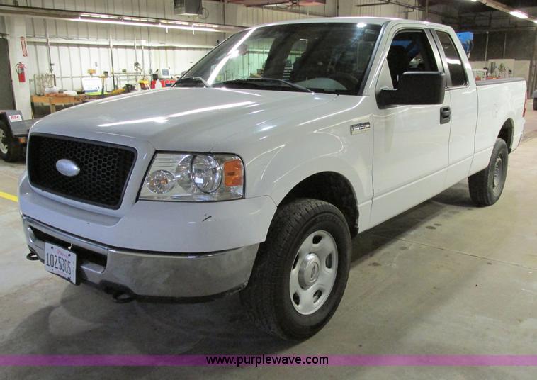 image for item E7003 2006 Ford F150 XLT SuperCab pickup truck