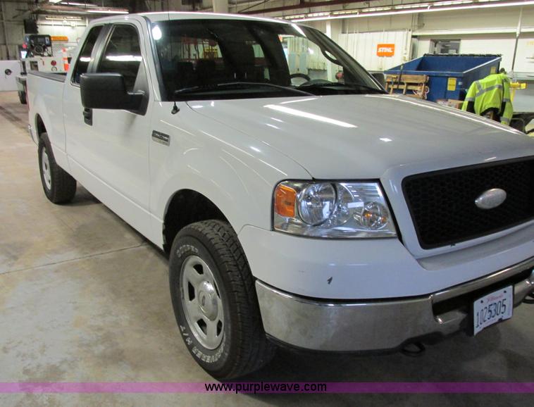 image for item E7003 2006 Ford F150 XLT SuperCab pickup truck