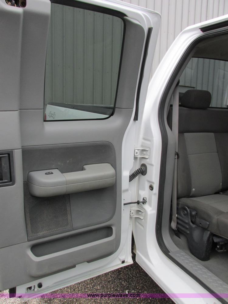 image for item E7004 2005 Ford F150 XLT SuperCab pickup truck