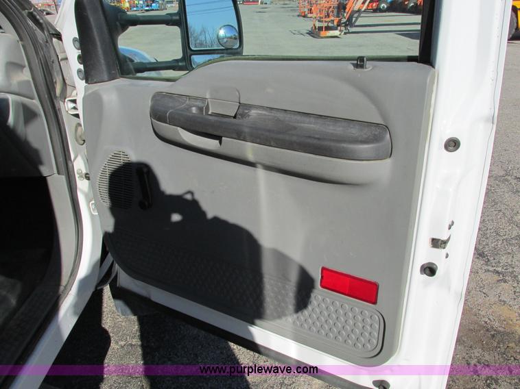 image for item F4152 2006 Ford F550 service truck