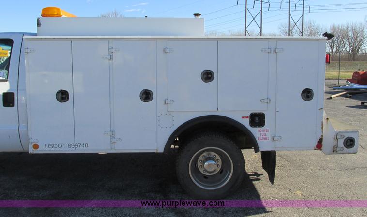 image for item F4152 2006 Ford F550 service truck