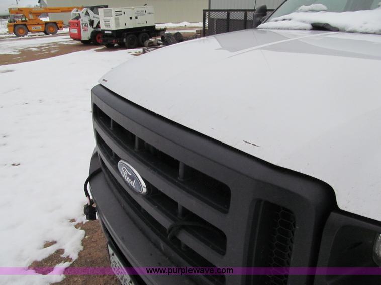 image for item F5881 2006 Ford F350 XL Super Duty pickup truck