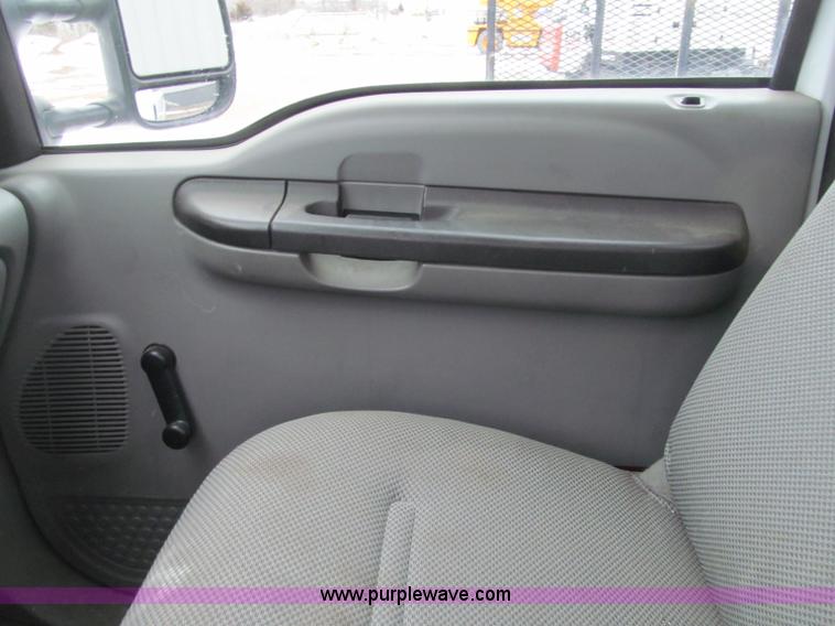 image for item F5881 2006 Ford F350 XL Super Duty pickup truck