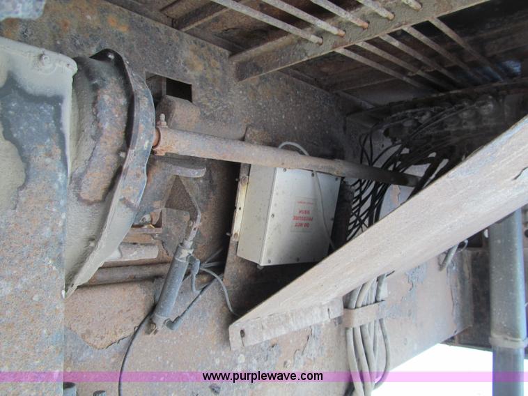 image for item F5882 2006 Ledwell Hydra-Tail triple axle trailer