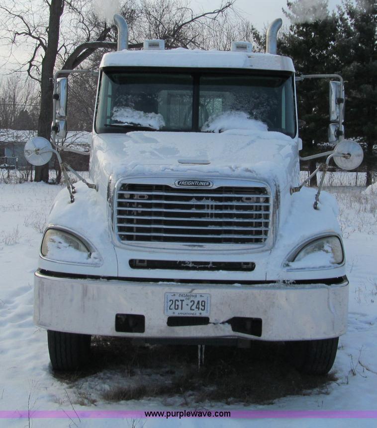 image for item F5883 2005 Freightliner Columbia CL120ST semi truck