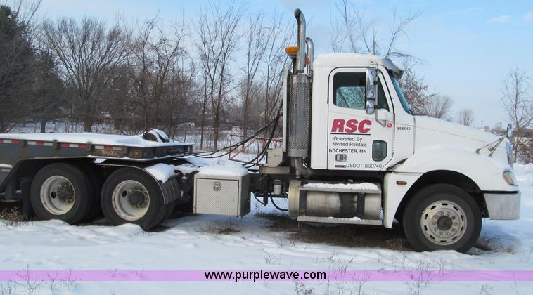 image for item F5883 2005 Freightliner Columbia CL120ST semi truck