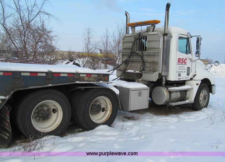 image for item F5883 2005 Freightliner Columbia CL120ST semi truck