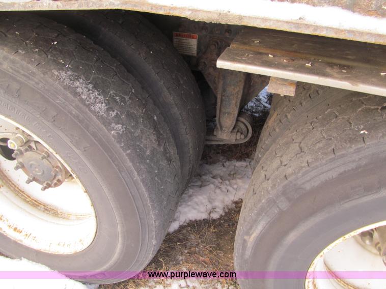 image for item F5883 2005 Freightliner Columbia CL120ST semi truck