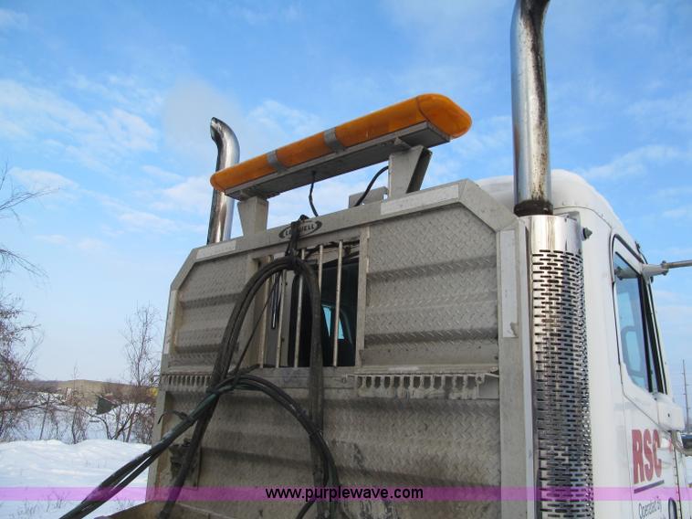 image for item F5883 2005 Freightliner Columbia CL120ST semi truck