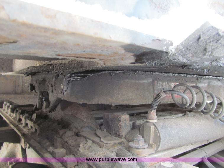 image for item F5883 2005 Freightliner Columbia CL120ST semi truck