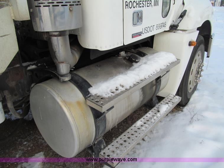 image for item F5883 2005 Freightliner Columbia CL120ST semi truck