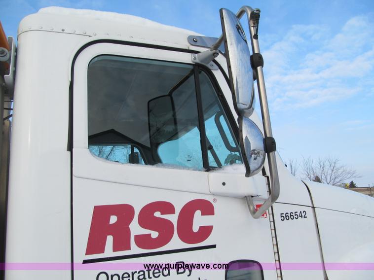 image for item F5883 2005 Freightliner Columbia CL120ST semi truck