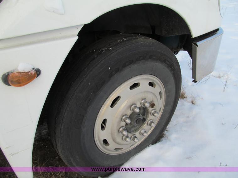 image for item F5883 2005 Freightliner Columbia CL120ST semi truck
