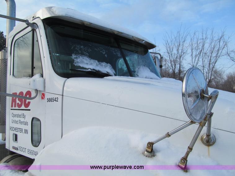 image for item F5883 2005 Freightliner Columbia CL120ST semi truck