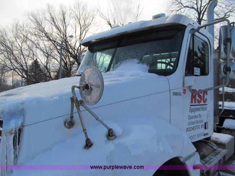 image for item F5883 2005 Freightliner Columbia CL120ST semi truck
