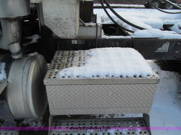 image for item F5883 2005 Freightliner Columbia CL120ST semi truck