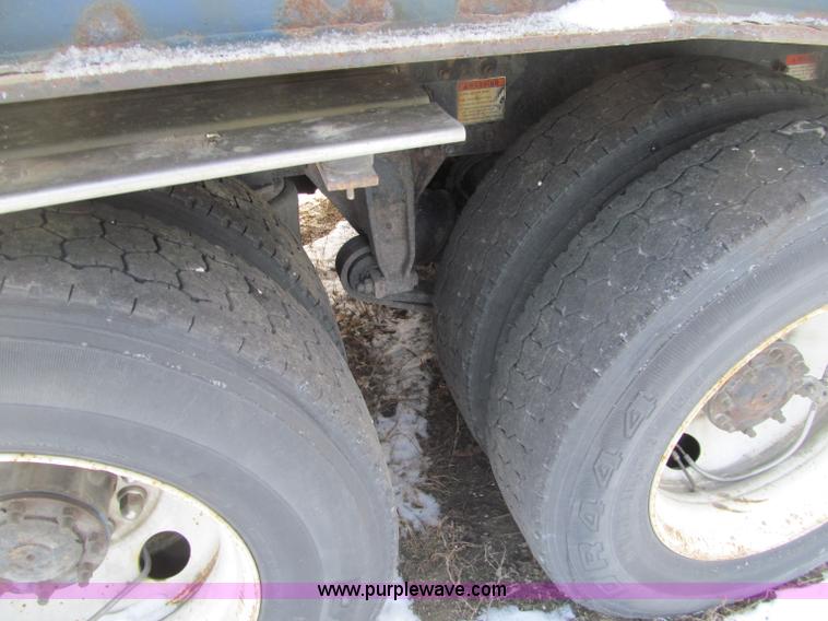 image for item F5883 2005 Freightliner Columbia CL120ST semi truck