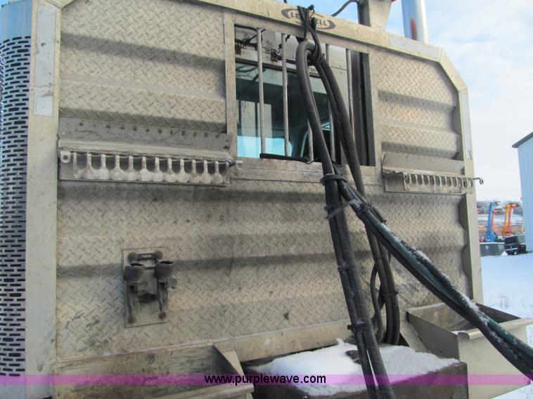 image for item F5883 2005 Freightliner Columbia CL120ST semi truck