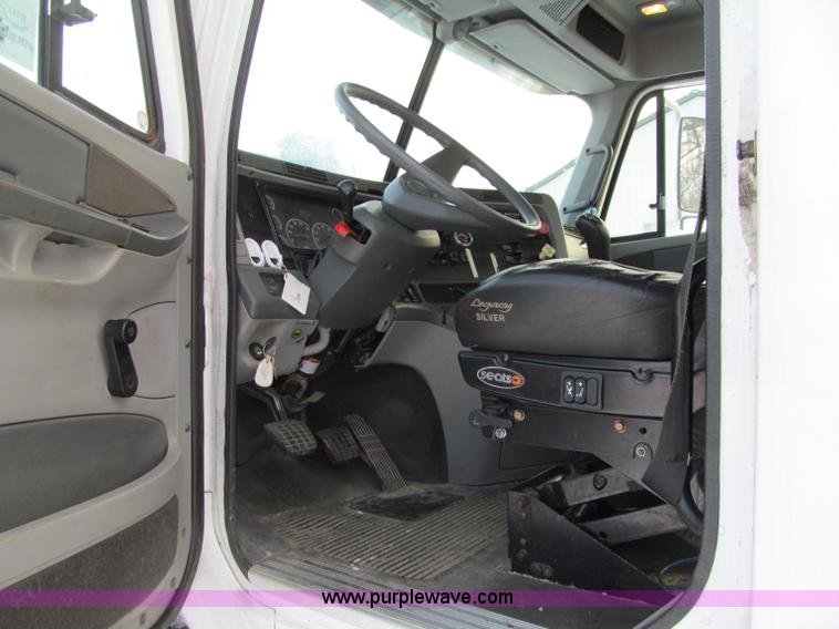 image for item F5883 2005 Freightliner Columbia CL120ST semi truck