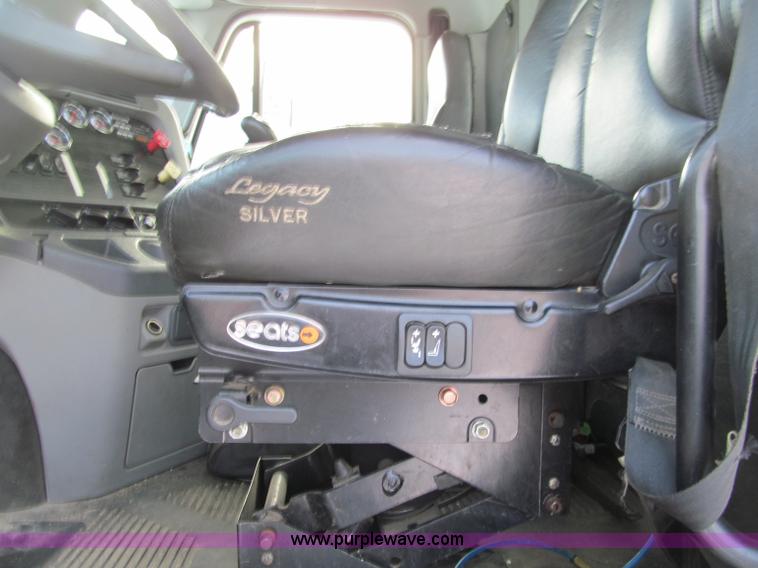 image for item F5883 2005 Freightliner Columbia CL120ST semi truck