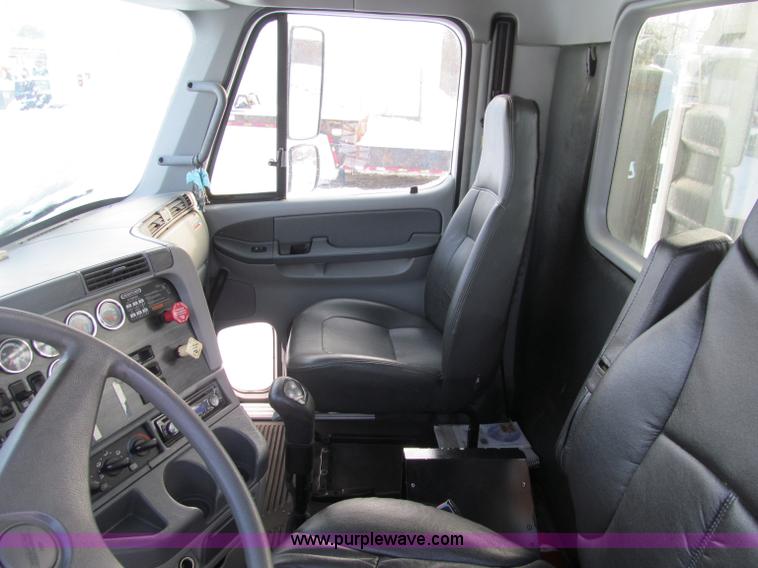 image for item F5883 2005 Freightliner Columbia CL120ST semi truck